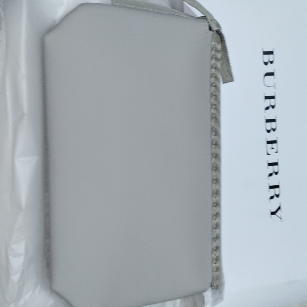Burberry make up bag - Picture 3 of 6